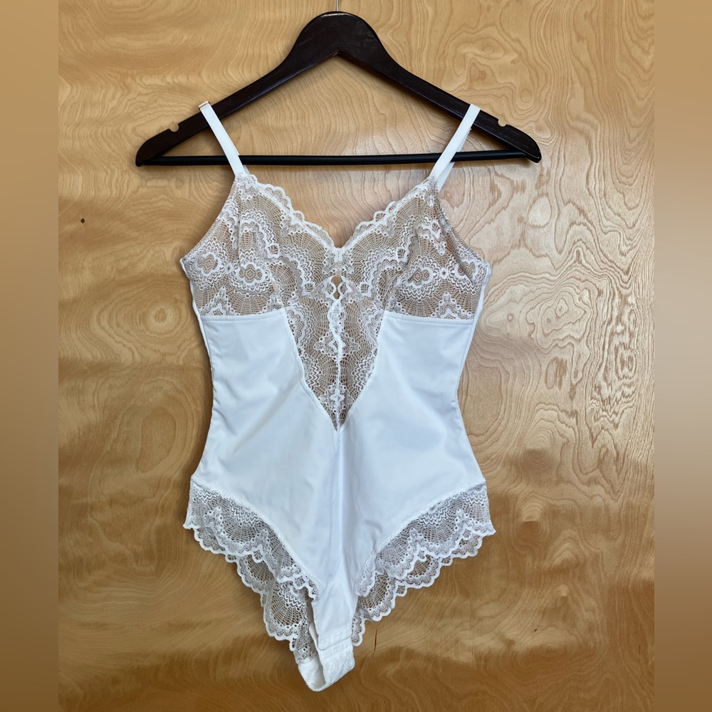 Pinsy Sculpting Lace Shapewear Bodysuit